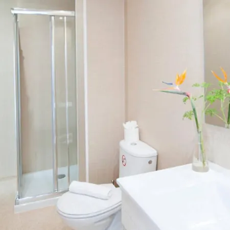 Apartment Elegante Con Piscina Y Jardin, Ideal 2